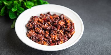 Kırmızı fasulye sosu sağlıklı beslenme diyeti atıştırmalığı. Arka plandaki uzay yiyeceklerinin fotokopisi kırsal. Top view keto ya da paleo diyet vejetaryen ya da vejetaryen yemekleri