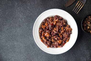 Kırmızı fasulye sosu sağlıklı beslenme diyeti atıştırmalığı. Arka plandaki uzay yiyeceklerinin fotokopisi kırsal. Top view keto ya da paleo diyet vejetaryen ya da vejetaryen yemekleri