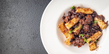 rigatoni fasulye sosu sağlıklı yemek diyeti atıştırmalığı fotokopi uzayı arka plan kırsalında. Vejetaryen ya da vejetaryen yemekleri et yok.