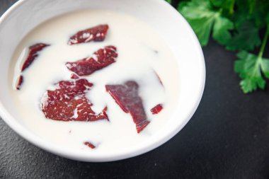 Çiğ sığır eti ya da domuz eti sağlıklı beslenme diyeti atıştırmalığı fotokopi uzayı arka plan kırsalında. üst görünüm keto veya paleo diyeti