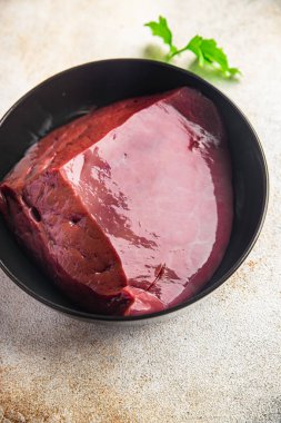 Çiğ sığır eti ya da domuz eti sağlıklı beslenme diyeti atıştırmalığı fotokopi uzayı arka plan kırsalında. üst görünüm keto veya paleo diyeti