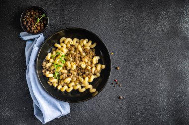 makarnalı mercimek sosu sağlıklı yemek abur cuburu masanın üzerinde fotokopi alanı arka plan kırsal manzarası