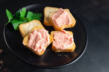 smorrebrod sandviç capelin roe havyar yemek aperatifleri masanın üzerinde fotokopi uzay yiyecek arka plan rustik vejetaryen gıda 