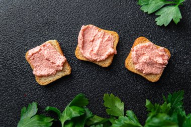 smorrebrod sandviç capelin roe havyar yemek aperatifleri masanın üzerinde fotokopi uzay yiyecek arka plan rustik vejetaryen gıda 