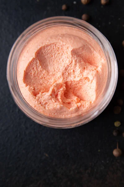 smorrebrod sandviç capelin roe havyar yemek aperatifleri masanın üzerinde fotokopi uzay yiyecek arka plan rustik vejetaryen gıda 