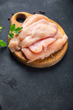 Çiğ tavuk şeritleri göğüs dilimleri kümes hayvanları et yemeği diyet aperatifleri masa fotokopi alanı arka planında
