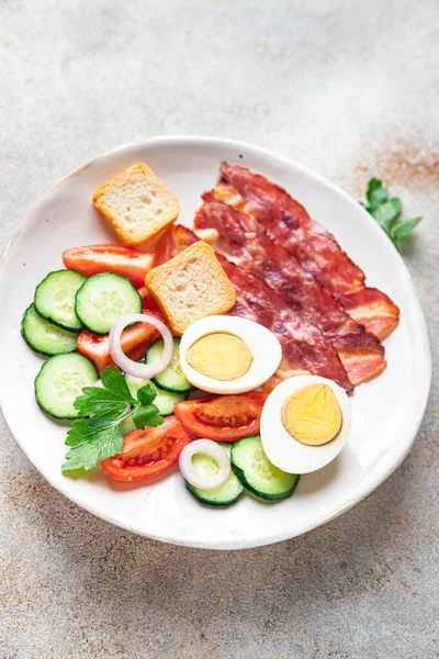 Inglês Pequeno Almoço Ovos Bacon Tomate Pepino Pão Torrado Refeição — Fotografia de Stock