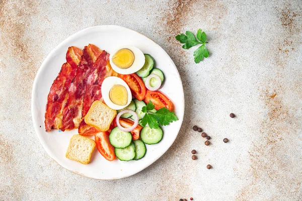Angielski Śniadanie Jajka Bekon Pomidor Ogórek Tosty Chleb Zdrowy Posiłek — Zdjęcie stockowe
