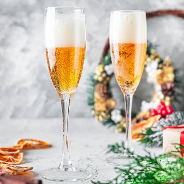 Şampanyalı şampanya kadehi Noel kokteyli şarap yeni yıl baharatları tatlı tatlı tatlı tatlı fotokopi uzay yemeği arka plan kırsal 