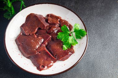Domuz ciğeri sakatatı taze domuz eti sağlıklı yemek atıştırmalığı fotokopi masasında uzay yemeği arka plan kırsal üst görüş keto veya paleo diyeti