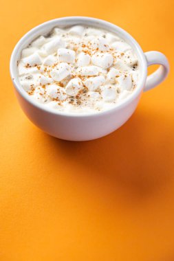 Marşmelovlu kakao sıcak kahve tatlı içecek sağlıklı yemek atıştırmalıkları masanın üzerinde fotokopi uzay yemeği arka plan kırsal