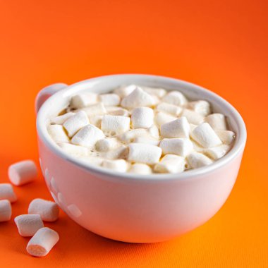 Marşmelovlu kakao sıcak kahve tatlı içecek sağlıklı yemek atıştırmalıkları masanın üzerinde fotokopi uzay yemeği arka plan kırsal