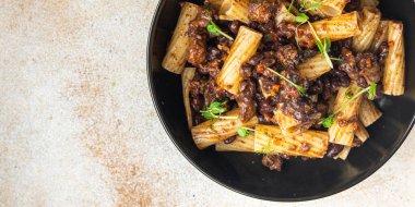 kırmızı fasulye soslu makarna masada sağlıklı yemek atıştırmalığı fotokopi uzayı arka plan kırsal