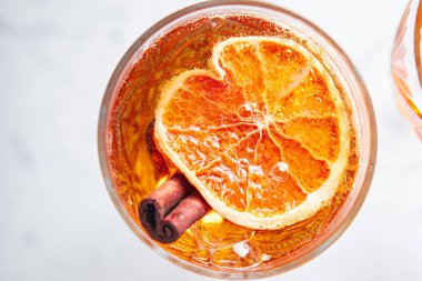 Köpüklü şarap, yılbaşı kokteyli, alkollü şarap baharatları tatlı içecek, fotokopi uzay yemeği arka planı. 