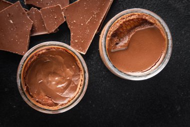 çikolatalı puding kakao kreması, krema, vanilyalı tatlı sağlıklı yemek abur cuburu fotokopi masasında.