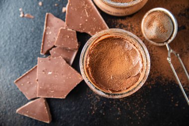 çikolatalı puding kakao kreması, krema, vanilyalı tatlı sağlıklı yemek abur cuburu fotokopi masasında.