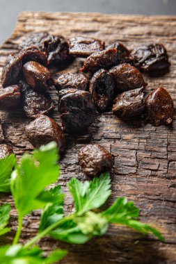 Güneşte kurutulmuş zeytinler tütsülenmiş zeytinler masada sağlıklı yemek atıştırmalıkları fotokopi uzayı arka plan kırsal üst görüş keto veya paleo diyet vejetaryen ya da vejetaryen yiyecekler