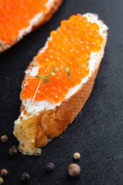 Kırmızı havyar alabalığı ya da somon balığı sağlıklı yemek abur cuburu masanın üzerinde fotokopi uzayı arka plan kırsal üst görüş keto veya paleo pescetarian diyet