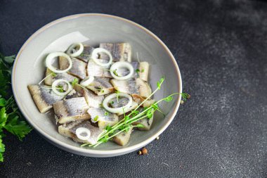 Ringa balığı dilimleri soğan deniz ürünleri sağlıklı yemek atıştırmalıkları masanın üzerinde fotokopi uzay yiyecekleri arka plan kırsal üst görüş keto veya paleo diyet pesseeter 