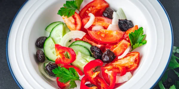 Salade Gedroogde Olijven Groenten Griekse Salade Gezonde Maaltijd Snack Tafel — Stockfoto