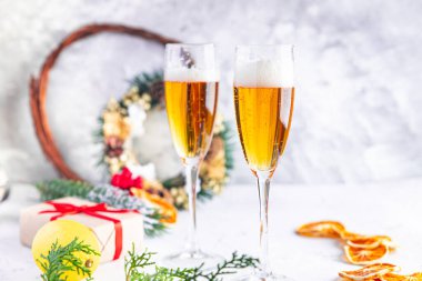 Şeffaf bardaklarda şampanya. Bayram kokteyli. Tatlı tatlı şarap. en üstteki görünüm 