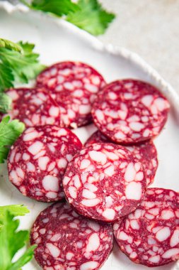 Halal sosis Sujuk kangal sucuk. Masada sağlıklı yemek atıştırmalıkları. Arka plandaki yiyeceklerin fotokopisi.