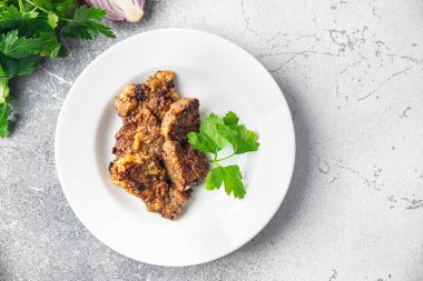 Karaciğerde kızarmış et parçaları masada sağlıklı yemek atıştırmalıkları fotokopi arka plan kırsal üst görünüm keto veya paleo diyeti