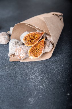 İncirler kurutulmuş incir sağlıklı yemek atıştırmalıkları masanın üzerinde fotokopi alanı arka plan kırsal manzarası