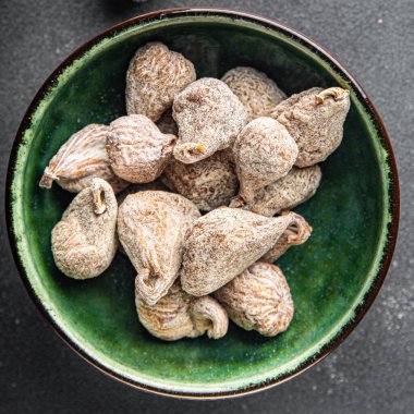 İncirler kurutulmuş incir sağlıklı yemek atıştırmalıkları masanın üzerinde fotokopi alanı arka plan kırsal manzarası