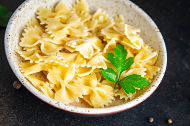 farfalle makarna sağlıklı yemek atıştırmalıkları yemek için hazır masada fotokopi uzayı yemek arka planında