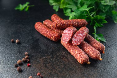 Füme sosis, kurutulmuş et, sosis, sağlıklı yemek atıştırmalıkları fotokopi masasında.