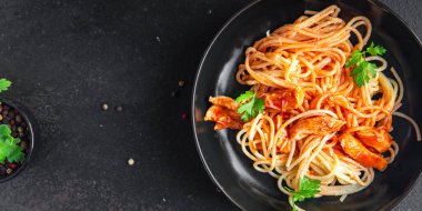 Makarna, makarna, domates sosu, sağlıklı yemek atıştırmalıkları fotokopi masasında.