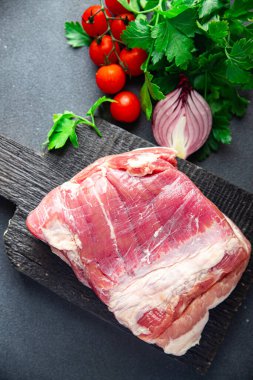 Domuz göbeği taze domuz eti sağlıklı yemek abur cuburu fotokopi masasında.