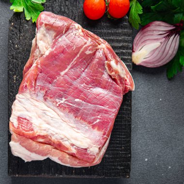 Domuz göbeği taze domuz eti sağlıklı yemek abur cuburu fotokopi masasında.