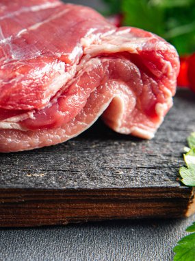 Domuz göbeği taze domuz eti sağlıklı yemek abur cuburu fotokopi masasında.