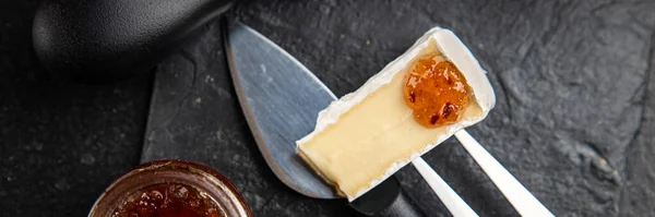 ブリーチーズ貴金属チーズ健康的な食事テーブルの上のスナックコピースペースフード背景 — ストック写真