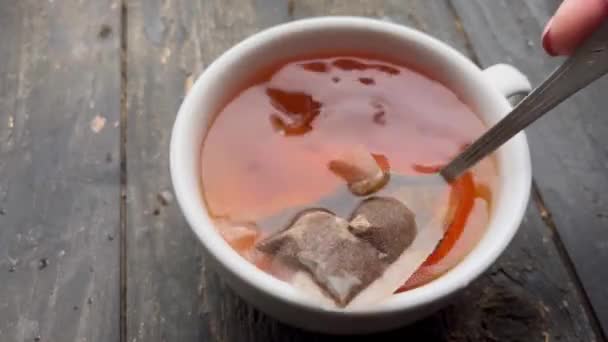テーブルの上のお茶はお茶の袋の上に沸騰したお湯を注ぐ温かい飲み物 — ストック動画