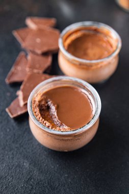 Çikolatalı tatlı kremalı sufle ya da sütlü çikolatalı kremalı brulee sağlıklı atıştırmalıklar fotokopi masasında.