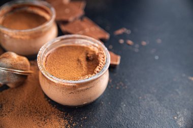 Çikolatalı tatlı kremalı sufle ya da sütlü çikolatalı kremalı brulee sağlıklı atıştırmalıklar fotokopi masasında.