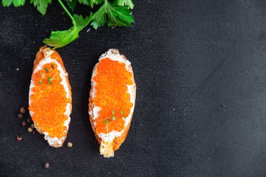Kırmızı havyar, deniz mahsulü somon balığı ya da balık. Masada sağlıklı yemek atıştırmalıkları.