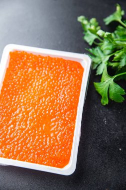 Kırmızı havyar, deniz mahsulü somon balığı ya da balık. Masada sağlıklı yemek atıştırmalıkları.