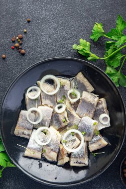 tabakta tuzlanmış ringa balığı sağlıklı yemek atıştırmalıkları fotokopi uzayı arka planında