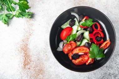 Sebze salatası domates, salatalık, zeytin, soğan, biber taze bahar sağlıklı yemek atıştırmalığı.