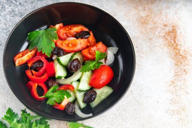 Sebze salatası domates, salatalık, zeytin, soğan, biber taze bahar sağlıklı yemek atıştırmalığı.