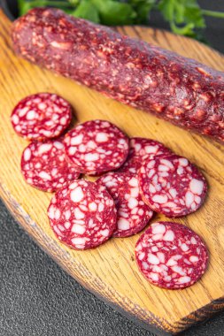 Biftek dilimlenmiş domuz eti. Sağlıklı yemek. Masada atıştırmalık.