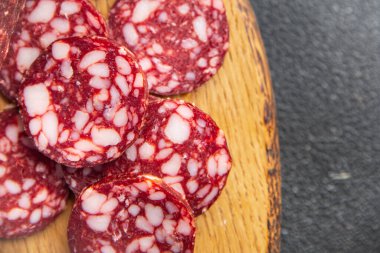 Biftek dilimlenmiş domuz eti. Sağlıklı yemek. Masada atıştırmalık.