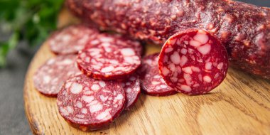 Biftek dilimlenmiş domuz eti. Sağlıklı yemek. Masada atıştırmalık.