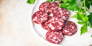 Biftek dilimlenmiş domuz eti. Sağlıklı yemek. Masada atıştırmalık.