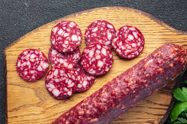 Biftek dilimlenmiş domuz eti. Sağlıklı yemek. Masada atıştırmalık.