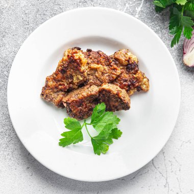 Kızarmış sığır eti parçaları et yiyecekler masada sağlıklı yemek atıştırmalıkları fotokopi alanı arka planında